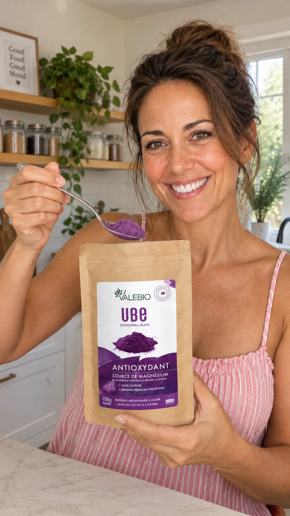 Claire présentant un produit bien-être